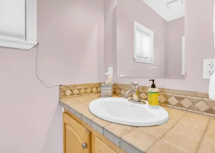 Private Oasis With Pool & Large Backyard Сasa de vacaciones